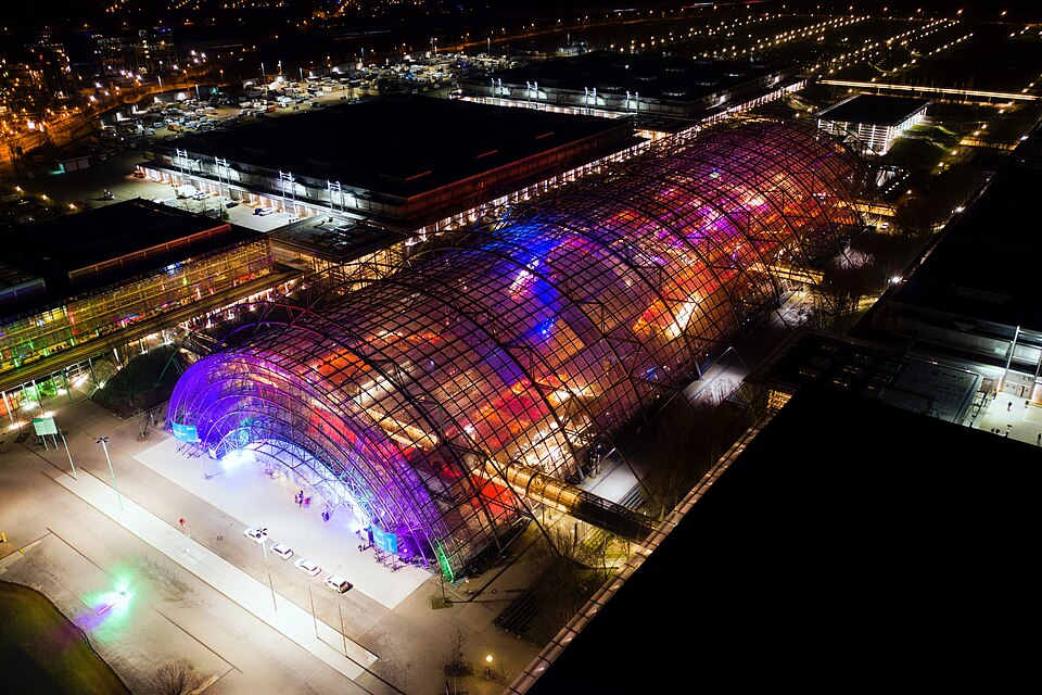 Die nachts beleuchtete Glashalle der Leipziger Messe aus der Luft beim 36. Chaos Communication Congress