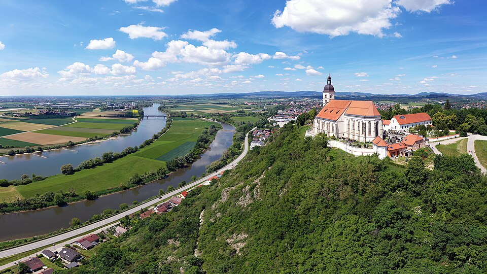 Luftaufnahme des Bogenbergs mit der Wallfahrtskirche Mariä Himmelfahrt, der Donau und den Donauauen