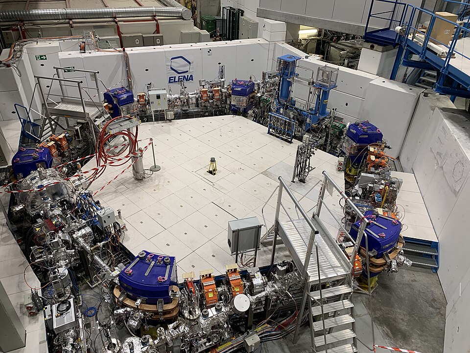 Experimentaufbau mit Geräten und Leitungen in der Antimateriefabrik am CERN
