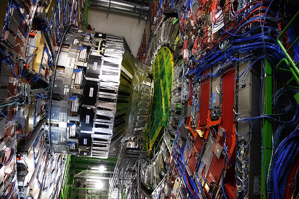 Blick auf die geöffneten Bauteile, Kabel und Detektorelemente des CMS-Experiments am CERN