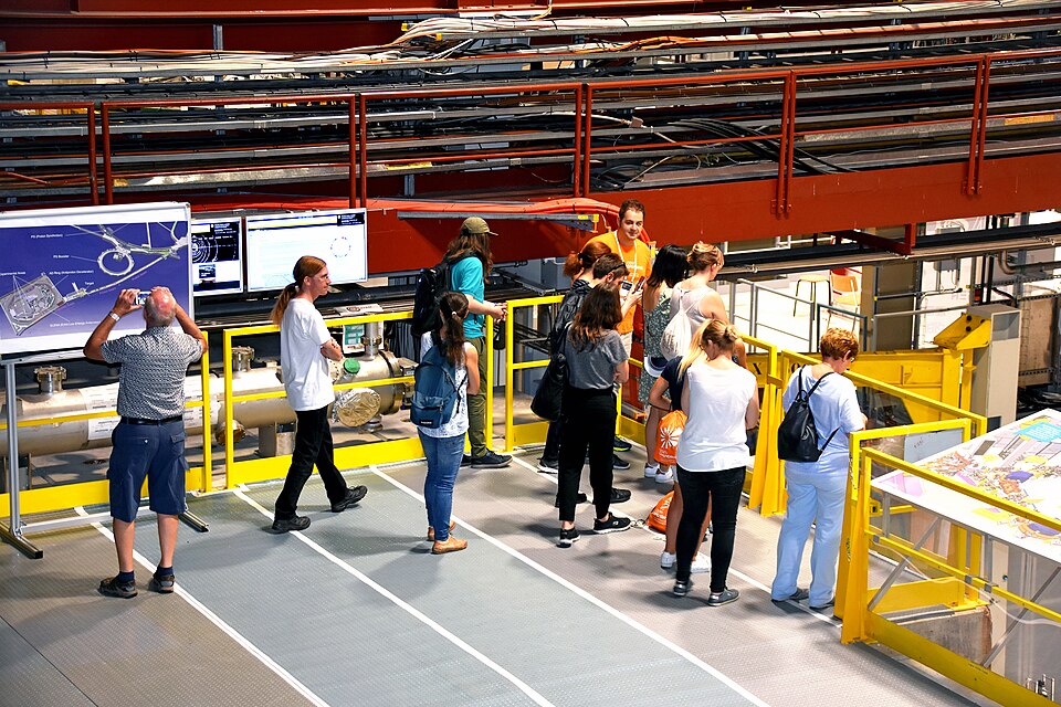 Besucher in der Antimateriefabrik