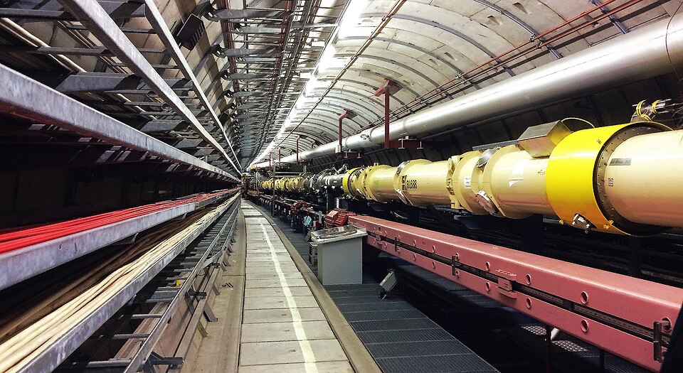 Blick entlang der gelben Strahlführung und Magnete im Tunnel des HERA-Beschleunigers am DESY